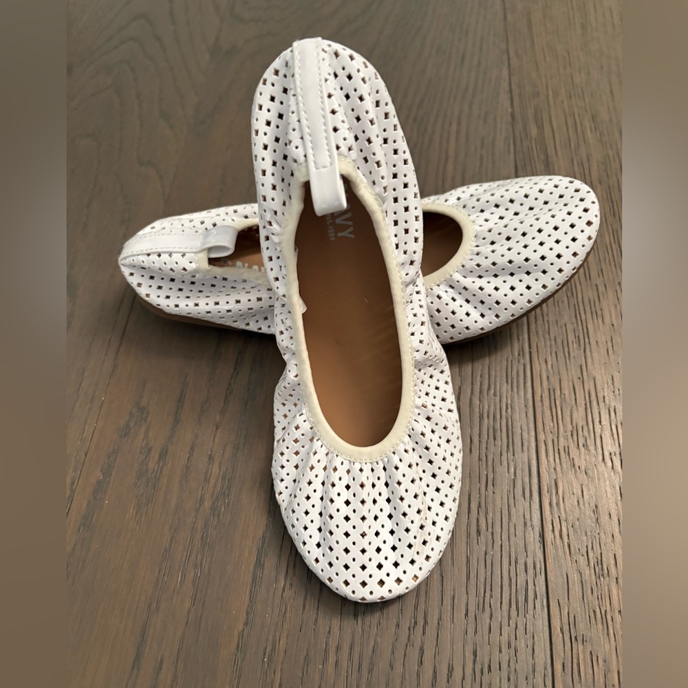 Old navy girls white flat shoes sz 2 brand new